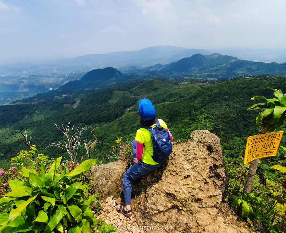 PUNCAK KUTA, ALTERNATIF MENDAKI GUNUNG DI SEKITAR JAKARTA DENGAN BONUS CURUG MARIUK