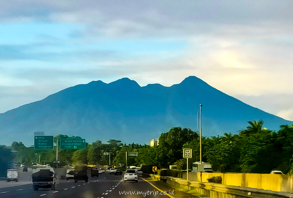 AYO SIAPKAN KAMERA DI KM 31 TOL JAGORAWI UNTUK MEMOTRET GUNUNG SALAK