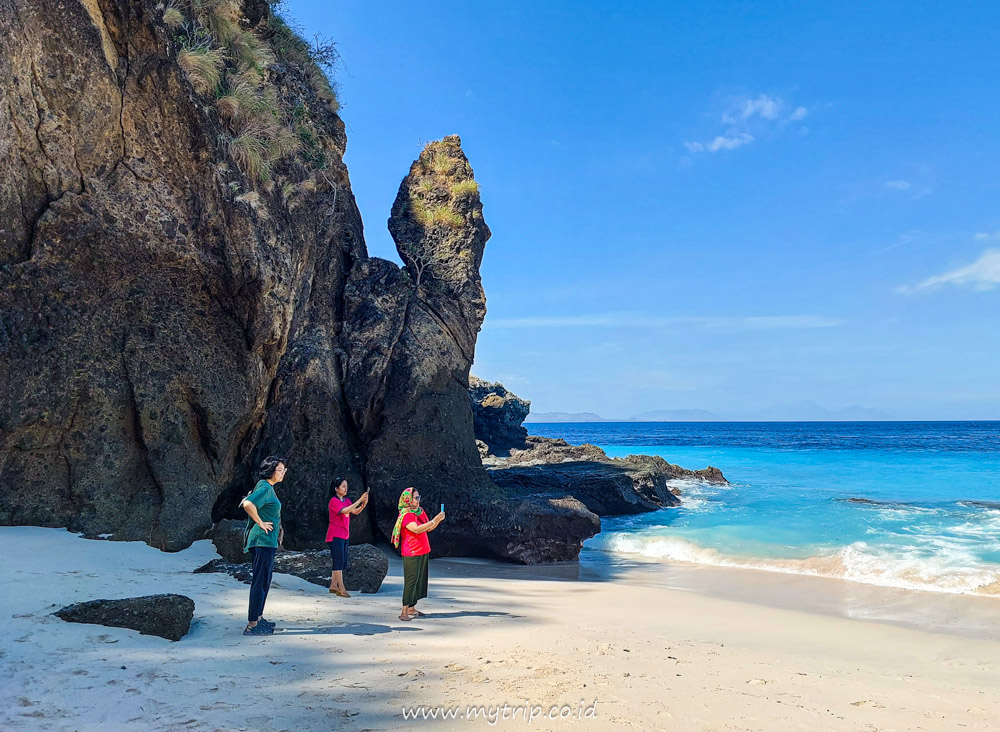PANTAI WADE DI LEMBATA, PUNYA DUA ZONA WAKTU? ATAU WAKTU BERHENTI DI SINI?