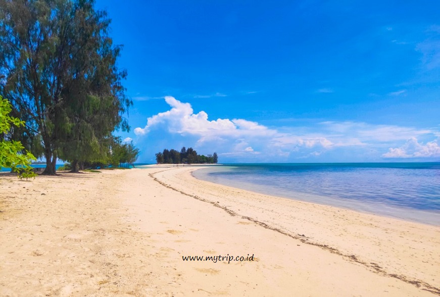 ISLAND HOPPING DI MOROTAI, DARI POSE PESAWAT TEMPUR SAMPAI BERSANTAI ALA MACARTHUR