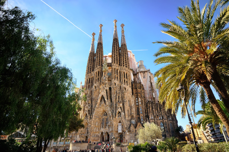 KATEDRAL DI BARCELONA YANG BELUM RAMPUNG JUGA BAHKAN SETELAH KREATORNYA MENINGGAL
