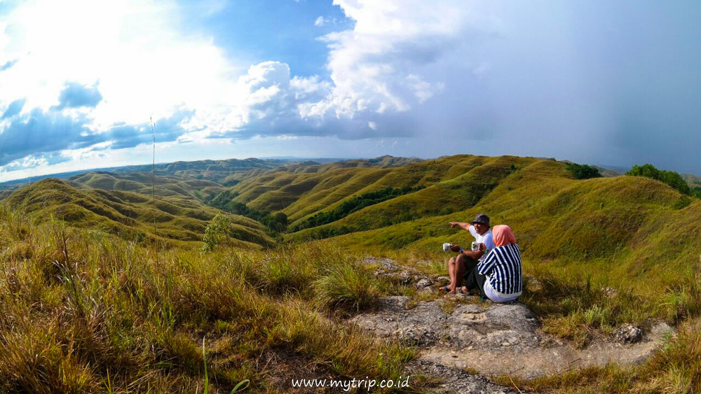 7 BUKIT MEMUKAU DI SUMBA. TAPI ADA YANG BILANG “BEGINI DOANG?”
