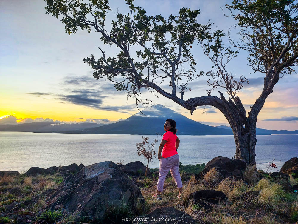 MENAKJUBKAN PEMANDANGAN DARI BUKIT JOMBLO DI LEMBATA NTT