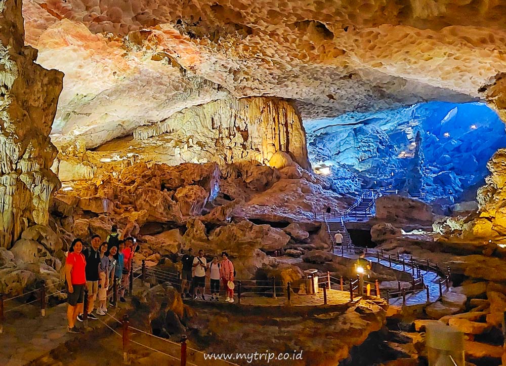 Sung Sot Cave in Ha Long Bay