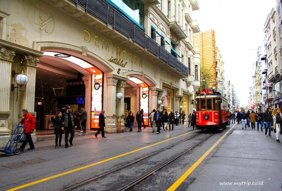 APA SAJA YANG BISA DINIKMATI DI TAKSIM SQUARE & ISTIKLAL STREET DI ISTANBUL?