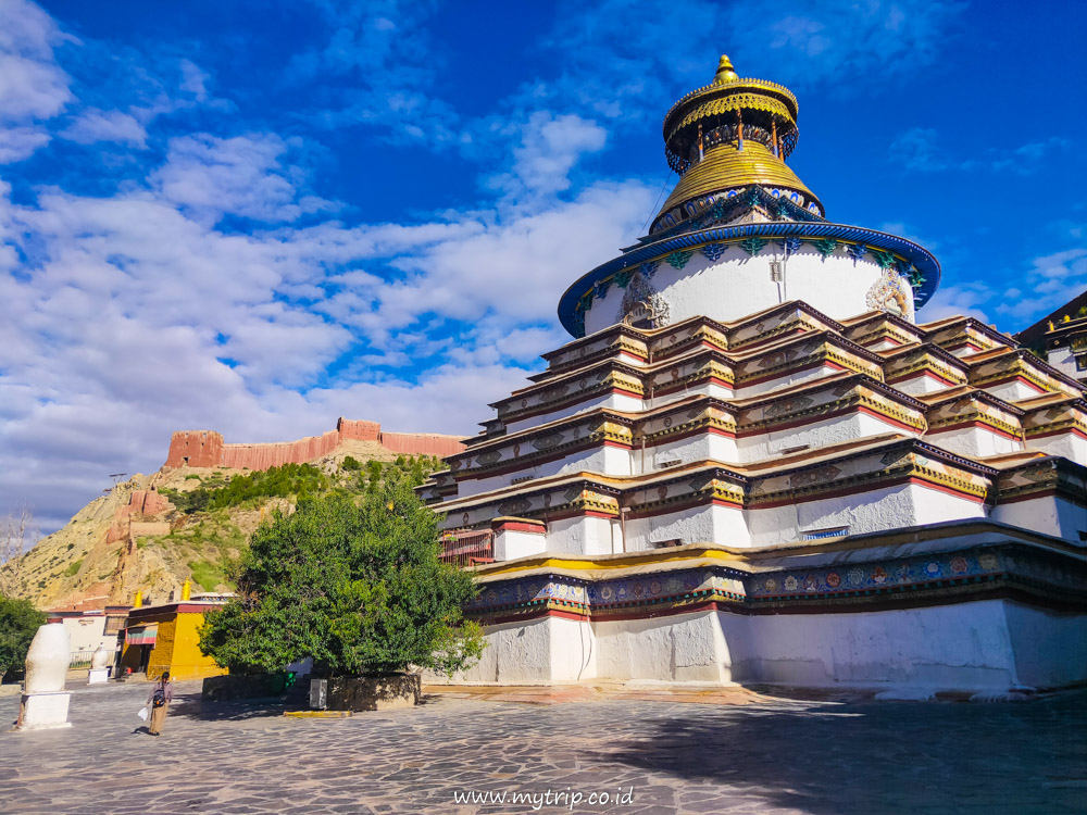 BAYAR 10 YUAN UNTUK BISA MOTRET DI KUMBUM STUPA TIBET WORTH THE MONEY DEH!