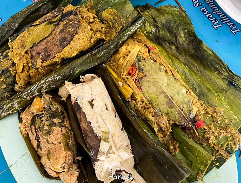 GOYANG KARAWANG BERBUNGKUS DAUN PISANG