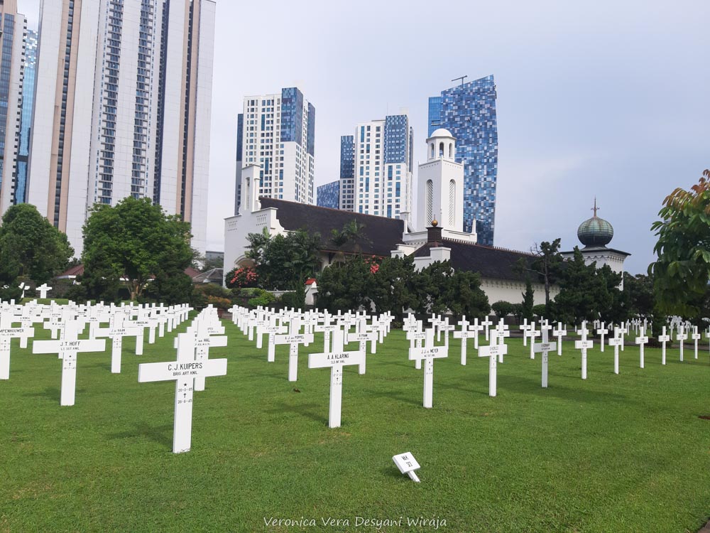 WISATA ANTIMAINSTREAM KE PEMAKAMAN BELANDA DI JAKARTA, MENYERAMKANKAH?