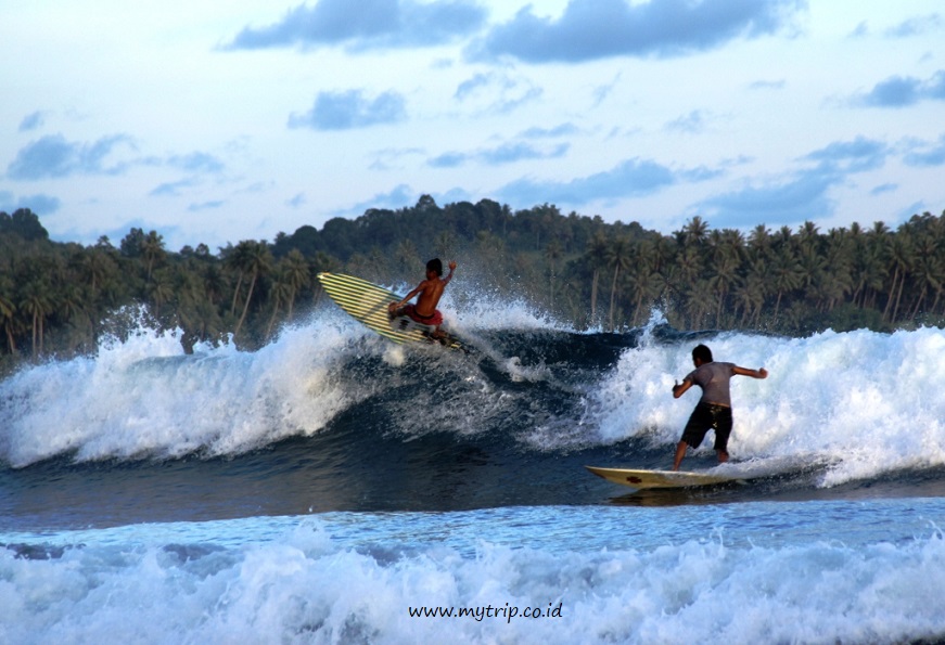 YANG NGGAK BISA SELANCAR JANGAN RAGU UNTUK DATANG KE PANTAI SORAKE DI NIAS