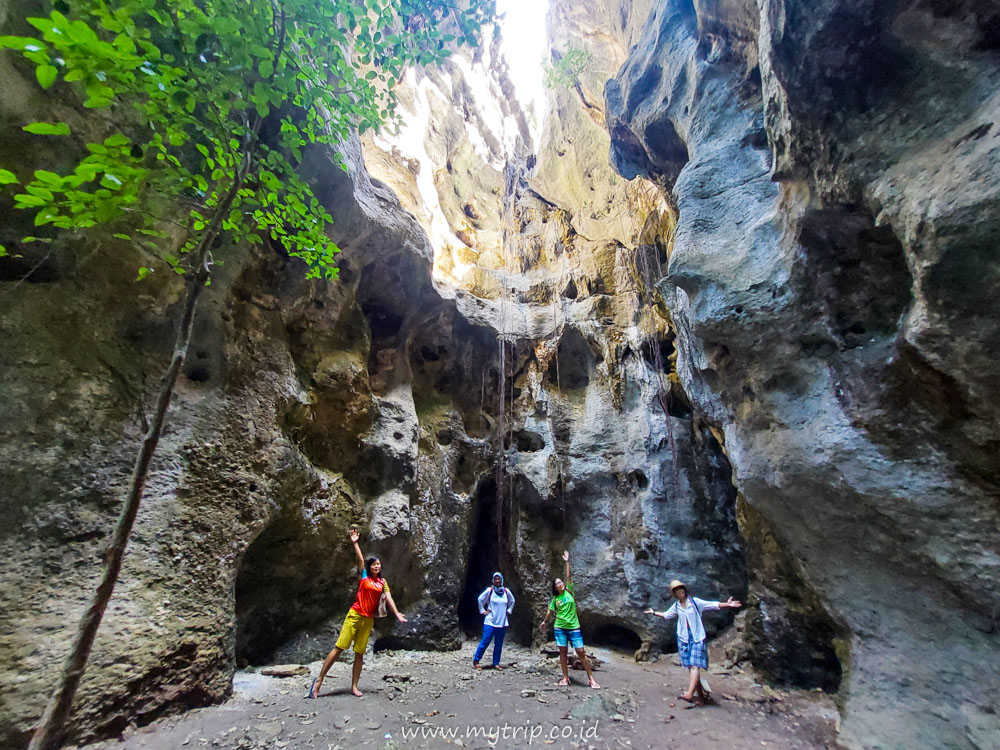 GUA BATU CERMIN, ALTERNATIF WISATA DARAT DI LABUAN BAJO TAPI BISA LIHAT “UBUR-UBUR” DAN “PENYU”