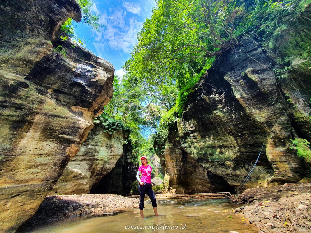 YUK KE BANDUNG BARAT DAN MELIHAT KEINDAHAN SUNGAI CIKAHURIPAN