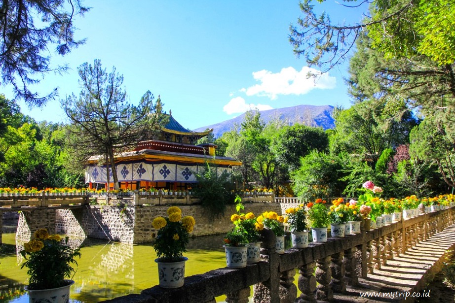 MELONGOK RUANG-RUANG PRIBADI DALAI LAMA DI NORBULINGKA