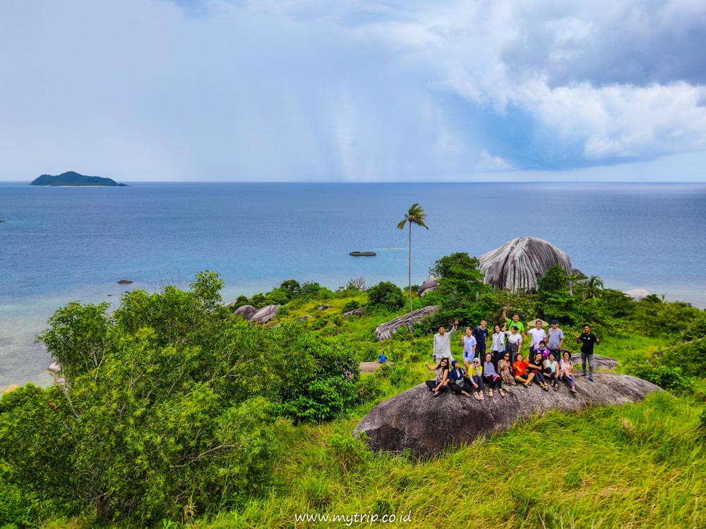MEMANDANG PANTAI DARI ATAS BUKIT DI BATU SINDU TANJUNG SENUBING NATUNA