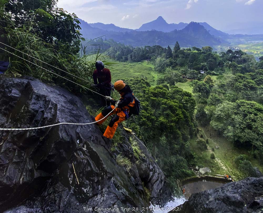CANYONING TRIP: MEMAKSIMALKAN KEBERANIAN SAMPAI BATAS ATAS CURUG CIBEUREUM