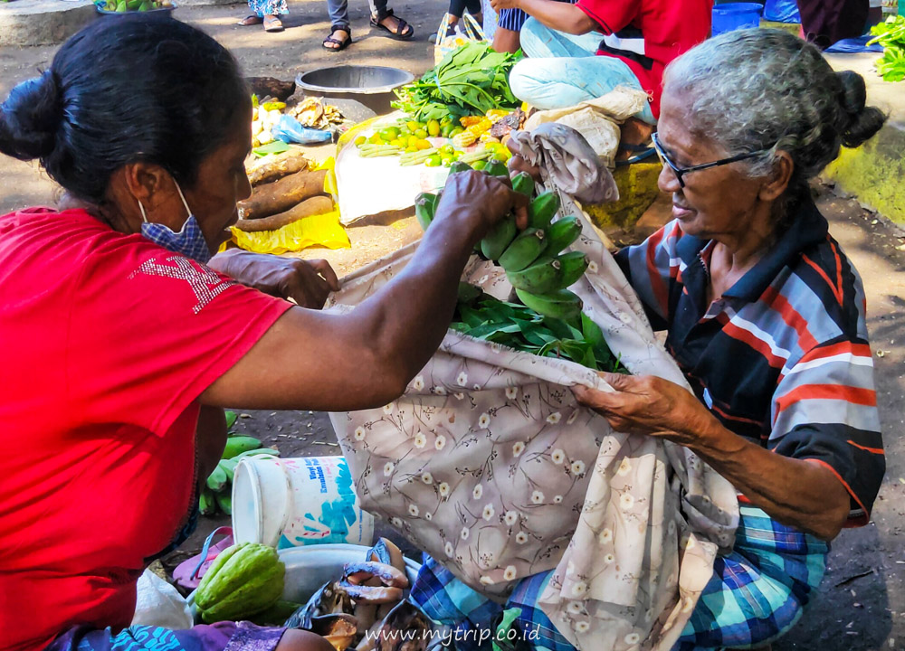 SERUNYA IKUTAN BERTRANSAKSI DI PASAR BARTER WULANDONI DI LEMBATA NTT