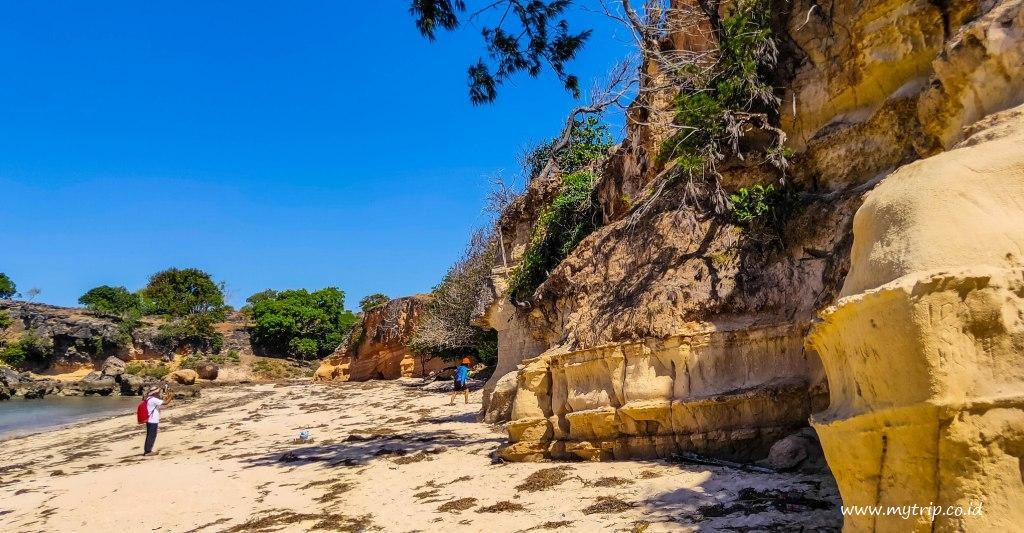 UNIKNYA PANTAI RAE MEA DI SABU DENGAN TEBING WARNA-WARNI DAN CANGKANG KERANG BERTEBARAN