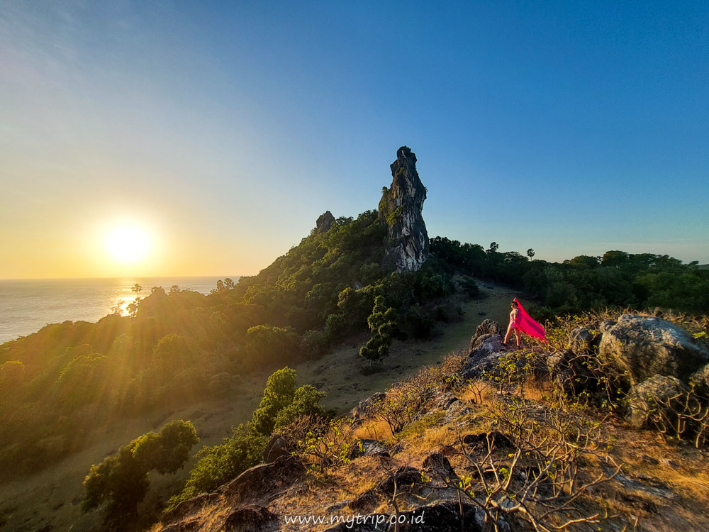 SUNSET DI BATU TERMANU PULAU ROTE, BAGUS DARI BUKIT ATAU BATU BOLONGNYA? (Bagian 1)