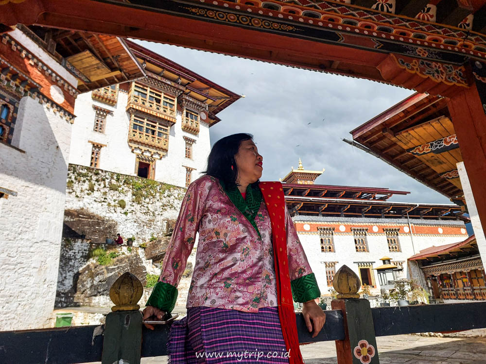 DISTRIK GASA DI BHUTAN: DARI DZONG ELOK SAMPAI PENGALAMAN TINGGAL DI RUMAH WARLOK