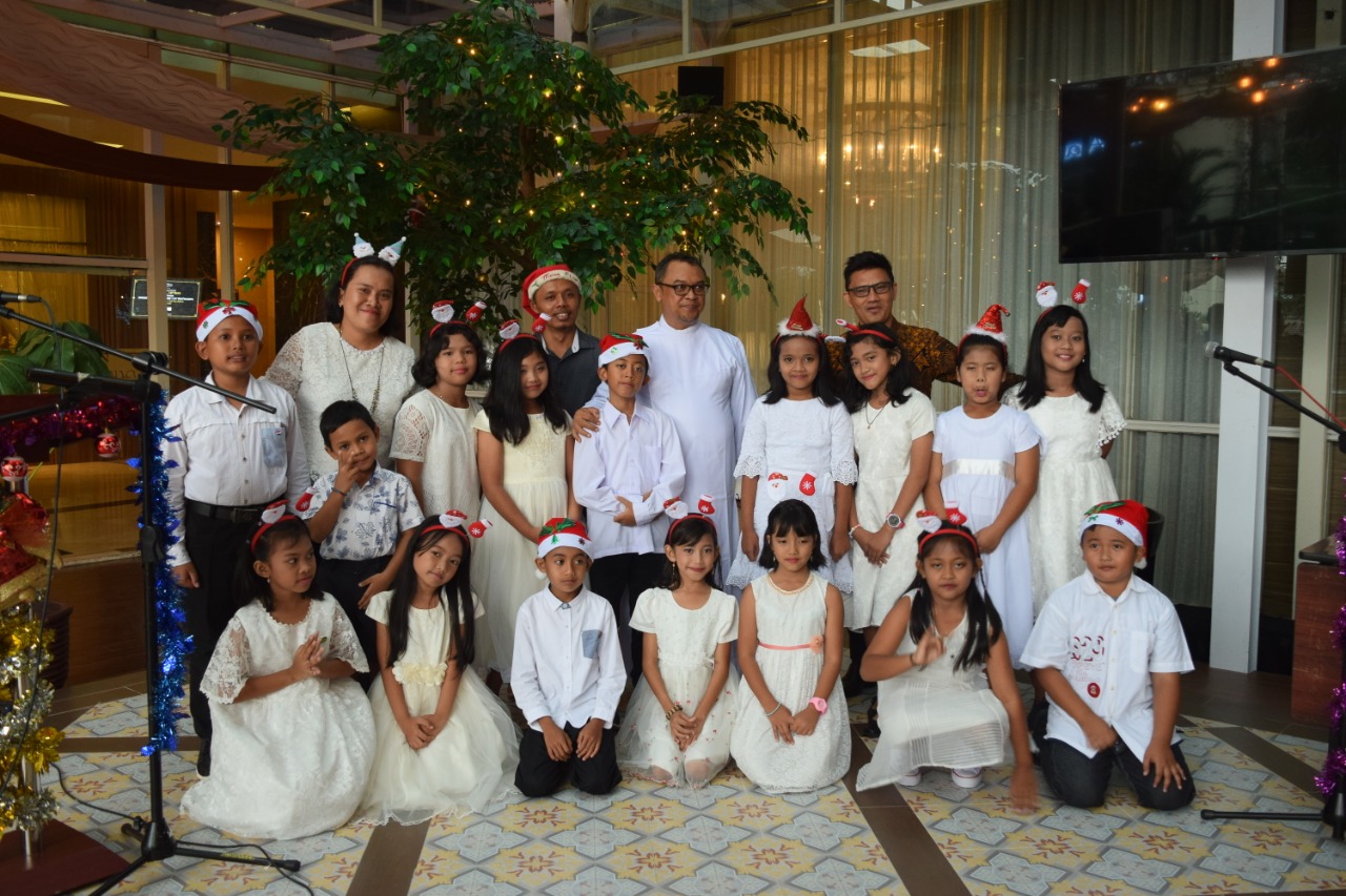 PENYALAAN LILIN NATAL PERTAMA DI THE ALANA YOGYAKARTA