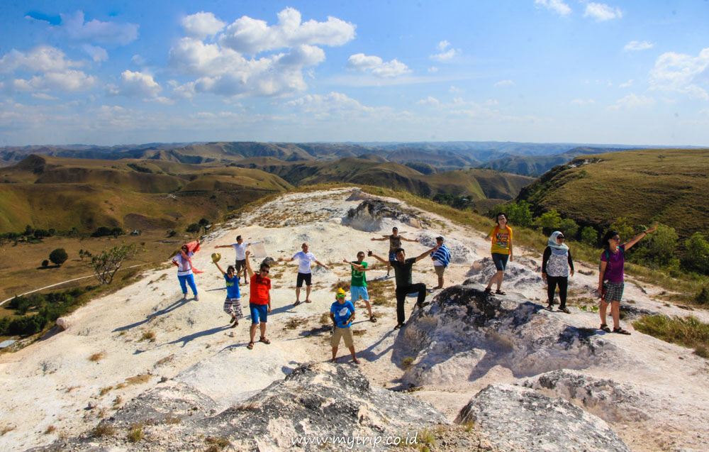 MAU BERFOTO DI ATAS HAMPARAN ‘SALJU ABADI’ DI SUMBA? KE BUKIT MONDU AJA!