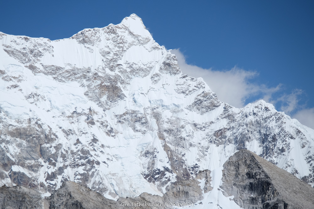 LAYAK DISAMBUT MERIAH KALAU ADA PENDAKI INDONESIA YANG BERHASIL MENCAPAI PUNCAK GUNUNG TERTINGGI YANG BELUM PERNAH DIDAKI